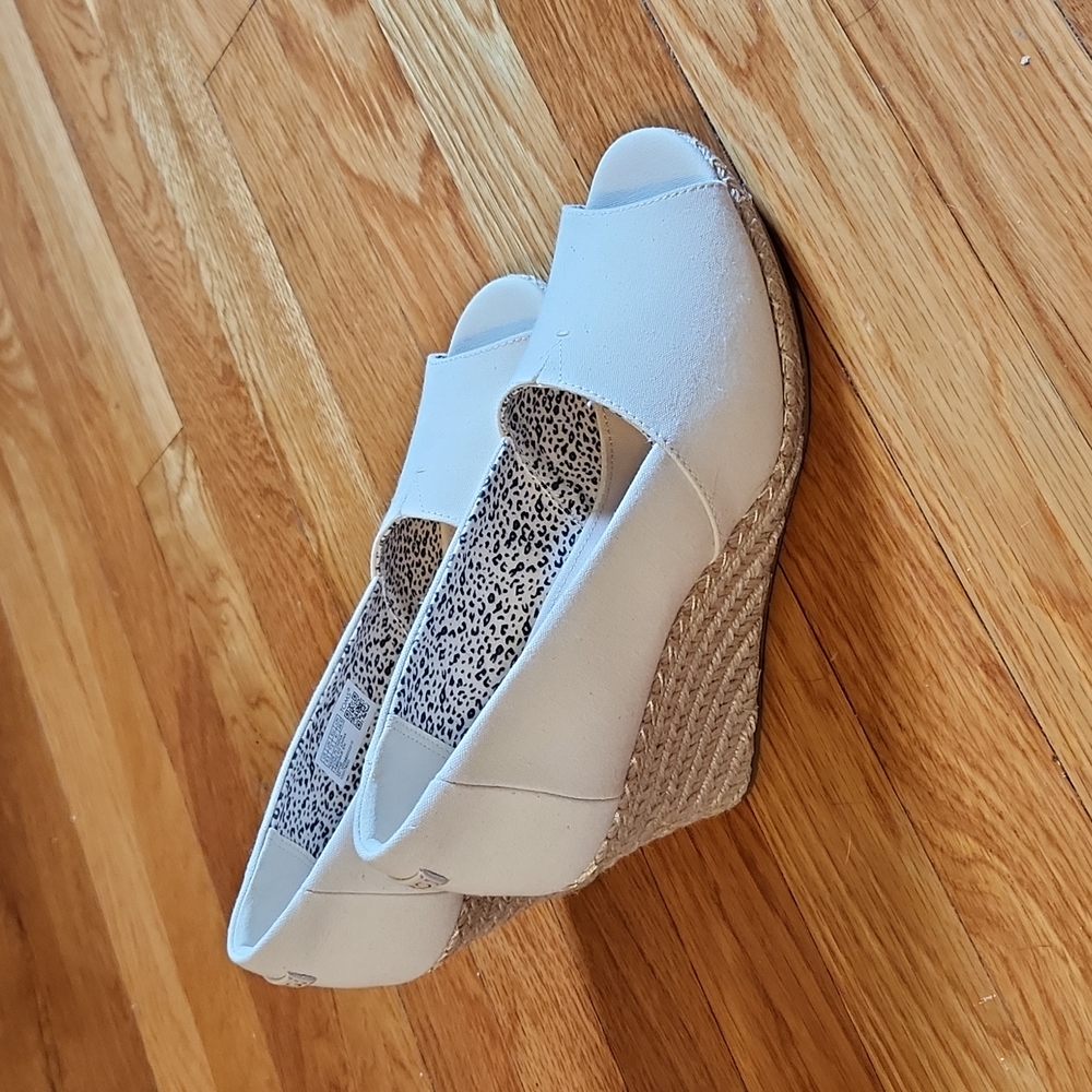 NWOT Toms Cream Michelle Wedge Espadrille Sandals